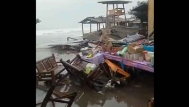 Gelombang Pasang Terjang Pantai Selatan Yogyakarta: Warung Hanyut hingga Kapal Rusak