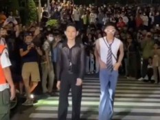 Keren! Beberapa Remaja Lakukan Catwalk untuk Citayam Fashion Week