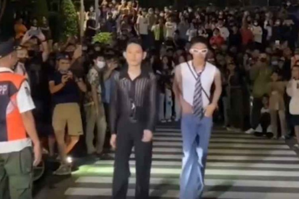 Tangkapan layar video viral dua remaja melakukan catwalk di Citayam Fashion Week/Instagram