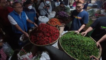 Mendag Zulhas Pantau Harga di Pasar Jagasatru Cirebon, Borong Cabai untuk Warga