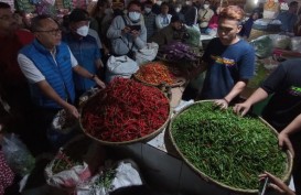 Mendag Zulhas Pantau Harga di Pasar Jagasatru Cirebon, Borong Cabai untuk Warga