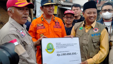 Uu Ruzhanul Beri Bantuan Korban Banjir di Garut