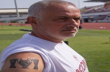 Jose Mourinho Pamer Tato Nyentrik, Saking Uniknya Belum Ada yang Bisa Samai