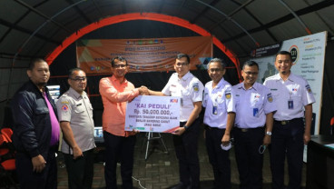 PT KAI Sampaikan Bantuan TJSL ke Korban Banjir Bandang Garut