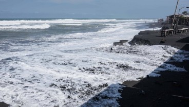 Gelombang Tinggi Masih Mengancam Pesisir Selatan Jawa