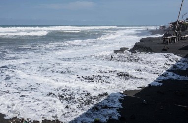 Gelombang Tinggi Masih Mengancam Pesisir Selatan Jawa