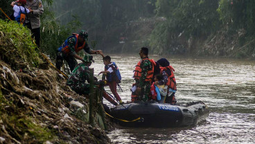Tim SAR Gabungan Bantu Warga Sebrangi Sungai Cimanuk