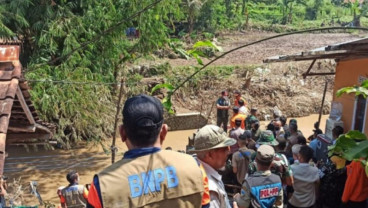 Datangi Lokasi Banjir Bandang Garut, Kepala BNPB Pastikan Kebutuhan Dasar Warga Terpenuhi
