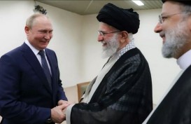 Hadapi Sanksi Barat, Putin Temui Ayatollah Ali Khamenei