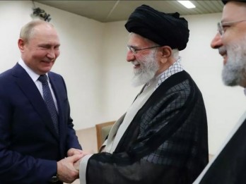 Hadapi Sanksi Barat, Putin Temui Ayatollah Ali Khamenei