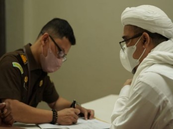 Rizieq Shihab Bebas, Simpatisan Berkumpul di Petamburan