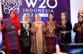 Ironi! Ajang W20 Summit Tercoreng Kebakaran Hutan dan Aksi Perempuan Adat Danau Toba