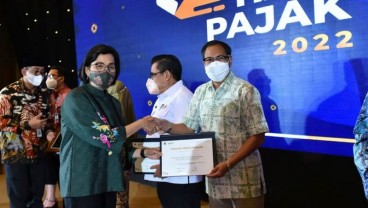 Sri Mulyani Berikan Penghargaan pada Bapenda Jabar