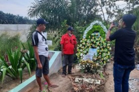 Makam Brigadir J di Jambi Dijaga dan Diberi Lampu…