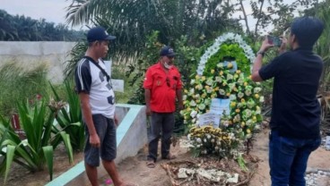 Makam Brigadir J di Jambi Dijaga dan Diberi Lampu Penerang