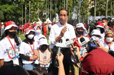 Momen Jokowi Ajak Anak-anak Bermain Sulap di Hari Anak Nasional