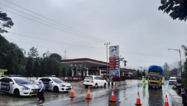 Akses Jalan Penghubung Kota Padang dengan Solok Tertutup Longsor