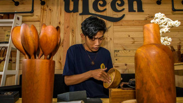 Pembuatan Kerajinan Berbahan Limbah Kayu Ulin di Kalimantan Selatan