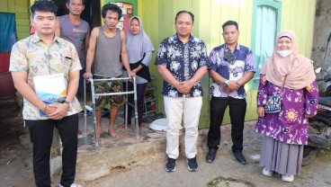 Bantu Pemulihan Cedera, PKT Proaktif Salurkan Alat Bantu Jalan Bagi Warga Gunung Elai