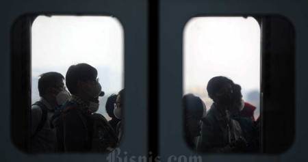 Sejumlah penumpang kereta rel listrik (KRL) berada di stasiun Manggarai, Jakarta, Senin (20/6/2022). Bisnis/Arief Hermawan P