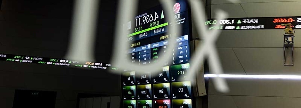 Pekerja mengambil gambar pergerakan Indek Harga Saham Gabungan (IHSG) dengan ponselnya di Bursa Efek Indonesia, Jakarta, Senin (11/5/2020) ANTARA FOTO - Muhammad Adimaja. Jelang Rights Issue KIOS, Investor WIFI Serok Saham