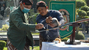 Pemkot Yogyakarta Mandikan Tombak Berusia 101 Tahun, Begini Prosesnya
