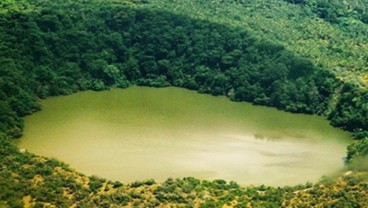 Danau Tolire: Legenda Buaya Tak Kasat Mata dan Suguhan Panorama Memanjakan Mata