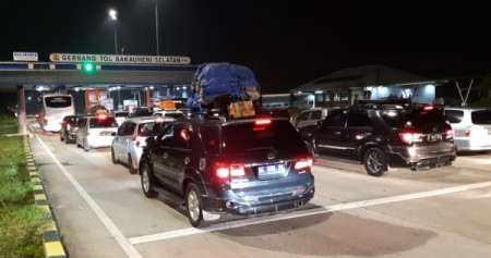 Antrean kendaraan di gerbang tol Bakauheni Selatan, Kalianda, Lampung Jumat (31/5/2019) malam./Bisnis-David Eka Issetiabudi