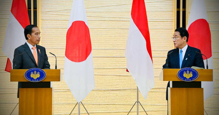 Presiden Joko Widodo (kiri) dan Perdana Menteri Jepang Kishida Fumio menyampaikan keterangan pers seusai pertemuan bilateral di Kantor Perdana Menteri Jepang, Tokyo, Jepang, Rabu (27/7/2022). ANTARA FOTO/Biro Pers Setpres/Laily Rachev