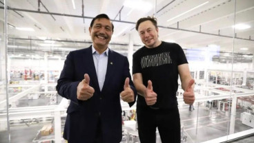 Luhut Sebut Tesla Teken Kontrak Beli Nikel RI Rp74,5 Triliun