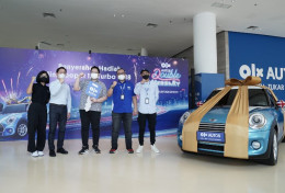 OLX Serahkan Hadiah Mobil Mini Cooper ke Pria Beruntung Asal Surabaya