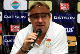 Robert Rene Albert Mundur, Persib Dipimpin Eks Kapten Persija
