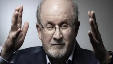 Salman Rushdie Berisiko Kehilangan Satu Mata dan Saraf Tangan Putus