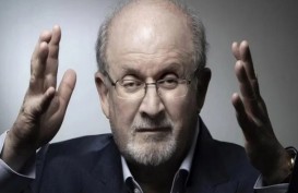 Salman Rushdie Berisiko Kehilangan Satu Mata dan Saraf Tangan Putus