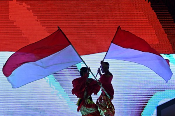 Sejumlah penari membawa bendera Merah Putih dalam acara Peluncuran Tahapan Pemilu 2024 di Gedung KPU, Jakarta, Selasa (14/6/2022). Acara tersebut menjadi penanda secara resmi dimulainya tahapan-tahapan Pemilu, yakni Pemilu serentak pada 14 Februari 2024 dan Pilkada serentak pada 27 November 2024. ANTARA FOTO/Aditya Pradana Putra/wsj.