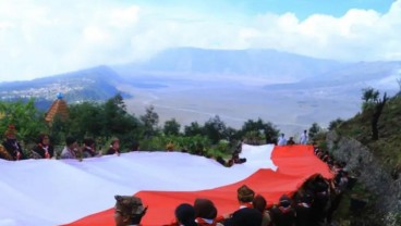 Pengibaran Bendera Raksasa Tandai HUT RI di Bromo