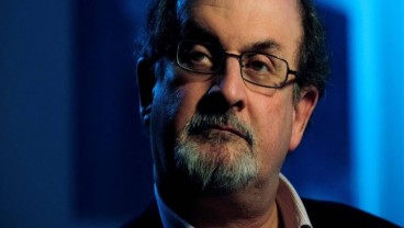 Iran Salahkan Salman Rushdie dan Pendukungnya