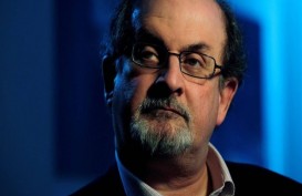 Iran Salahkan Salman Rushdie dan Pendukungnya