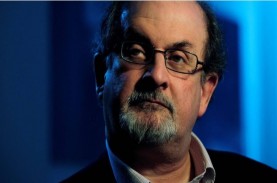 Iran Salahkan Salman Rushdie dan Pendukungnya