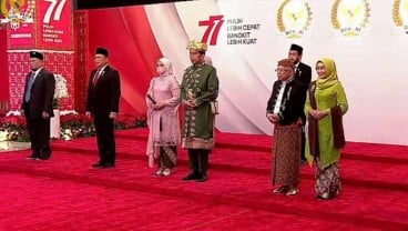 Ketika Kiai Ma’ruf Amin Ganti Koko dan Sarung dengan Beskap Batik