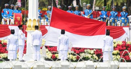 Anies Baswedan mengukuhkan anggora Paskibraka DKI Jakarta menjelang HUT ke-77 RI. Ilustrasi Anggota Paskibraka mengibarkan bendera Merah Putih. ANTARA FOTO/Biro Pers Media Setpres/Muchlis Jr