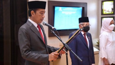 Jokowi Pimpin Apel Kehormatan dan Renungan Suci di TMP Kalibata