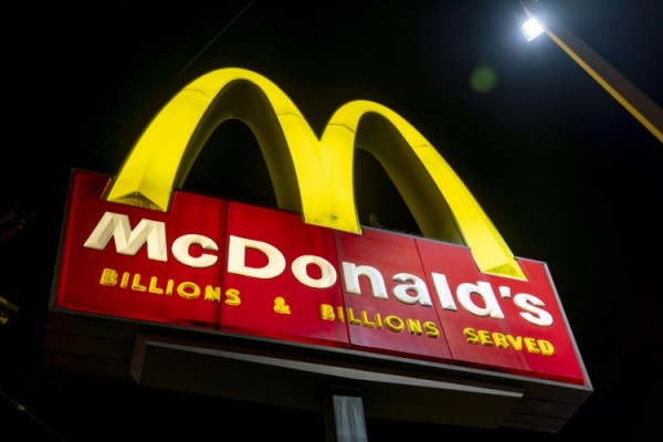 Papan tanda menyala pada malam hari di restoran McDonalds Corp. di Los Angeles, California, AS/Bloomberg-Kyle Grillot