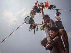 Panjat Pinang di Kalimalang ditiadakan, Diganti Titian Bambu