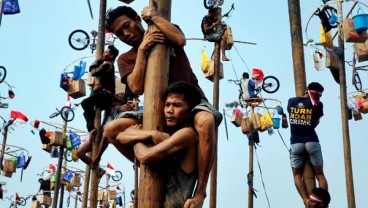 Warisan Belanda, Ini Sejarah Duka Panjat Pinang