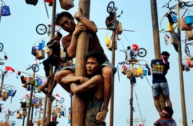 Warisan Belanda, Ini Sejarah Duka Panjat Pinang