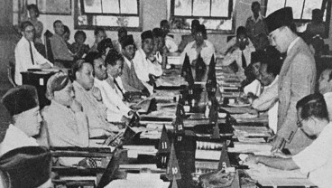 Sejarah 18 Agustus, UUD 1945 Disahkan