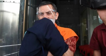 rnTersangka Wali Kota Cimahi nonaktif Ajay Muhammad Priatna berjalan usai menjalani pemeriksaan di Gedung Merah Putih KPK Jakarta, Selasa (23/2/2021). Ajay menjalani pemeriksaan lanjutan sebagai tersangka kasus dugaan suap perizinan proyek pengembangan Rumah Sakit Kasih Bunda Cimahi./Antararn