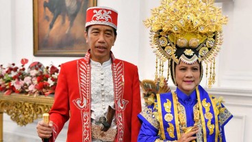 Tiba di Provinsi Jawa Timur, Jokowi Bagikan Bansos di Pasar Pucang Anom