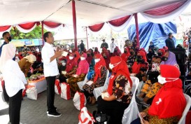 Tiba di Sidoarjo, Jokowi Bagikan Bansos di Pasar Larangan